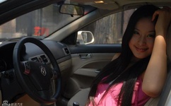 小孩把坤坤放入妈妈里面